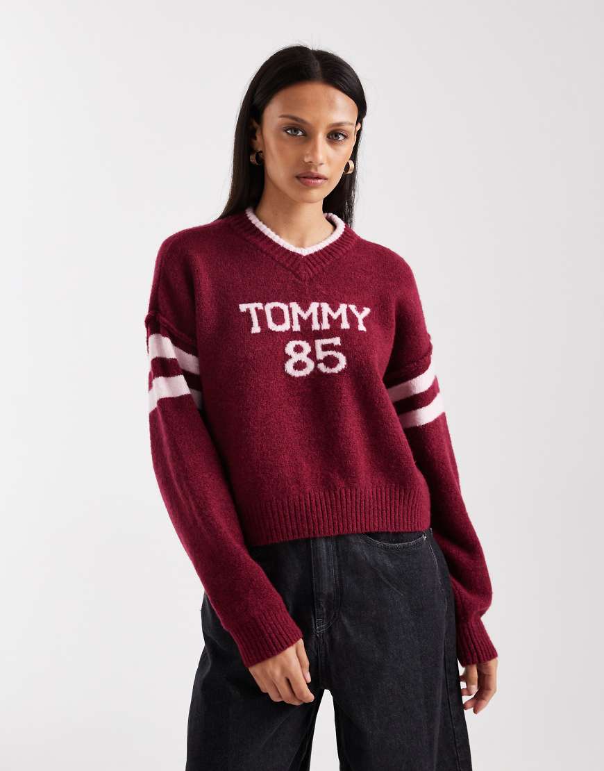 Tommy Jeans - Pullover in Burgunderrot mit „85"-College-Logo von Tommy Jeans