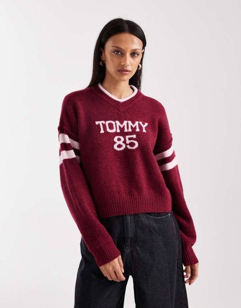 Tommy Jeans - Pullover in Burgunderrot mit „85"-College-Logo von Tommy Jeans