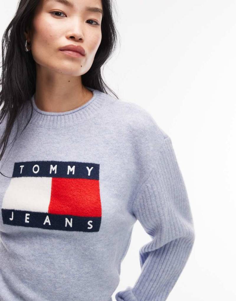 Tommy Jeans - Pullover in Hellgrau mit Flaggenlogo-Weiß von Tommy Jeans