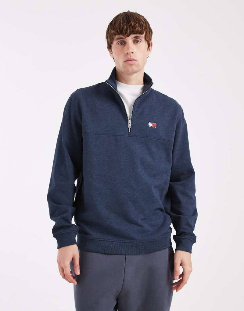 Tommy Jeans - Pullover in Marineblau mit kurzem 1/4-Reißverschluss und Flag-Logo auf der Brust von Tommy Jeans