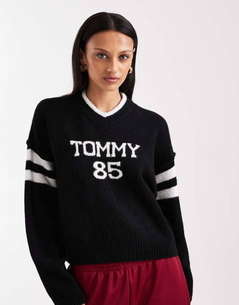 Tommy Jeans - Pullover in Schwarz mit „85"-College-Motiv von Tommy Jeans