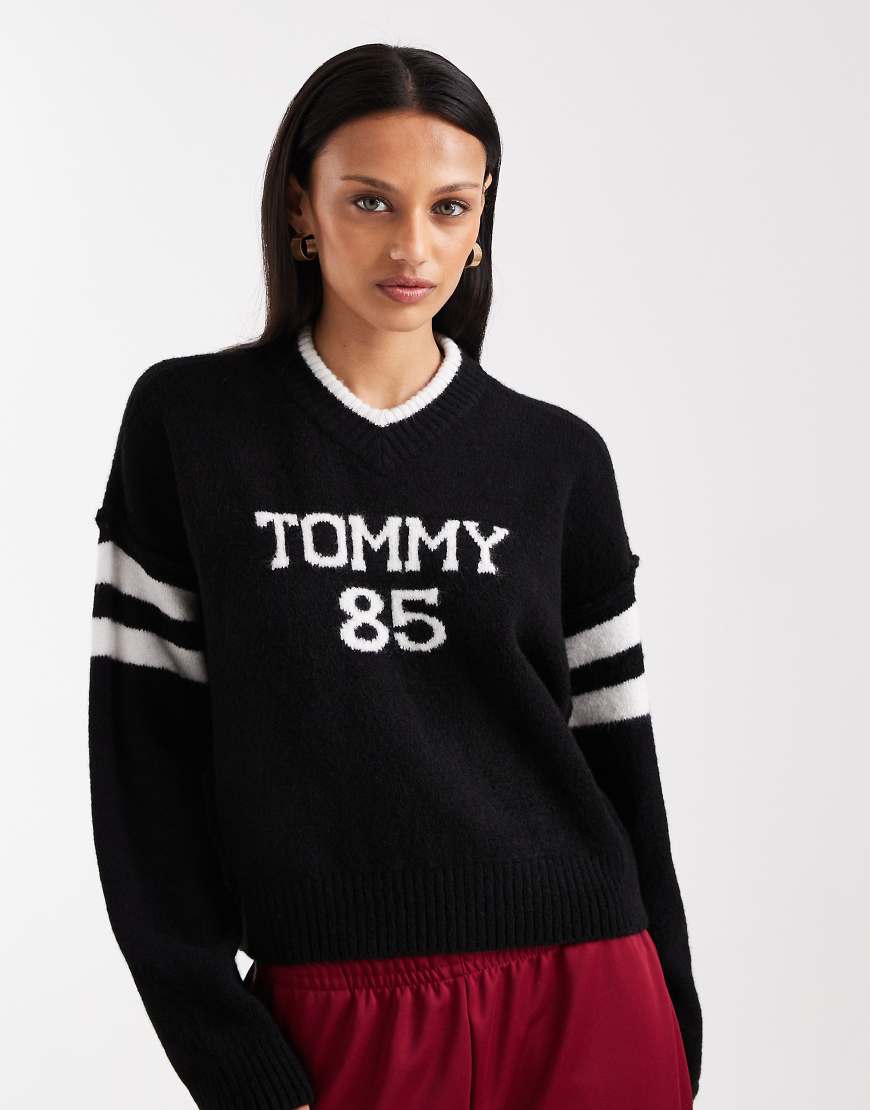 Tommy Jeans - Pullover in Schwarz mit „85"-College-Motiv von Tommy Jeans