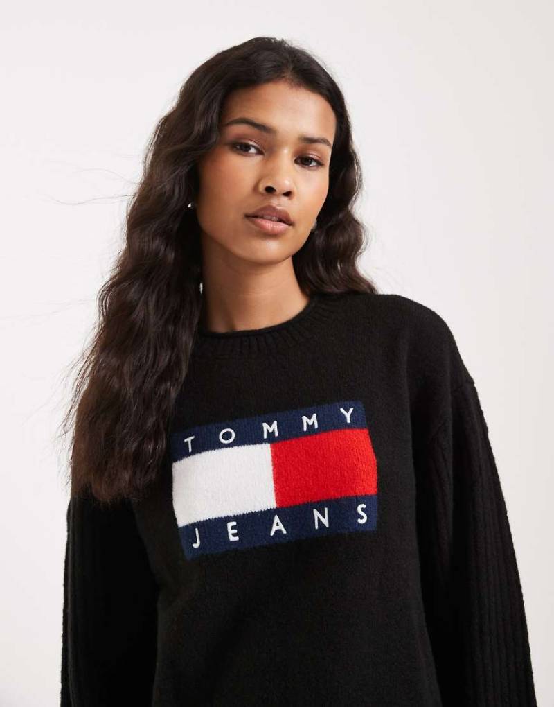 Tommy Jeans - Pullover in Schwarz mit Flag-Logo von Tommy Jeans