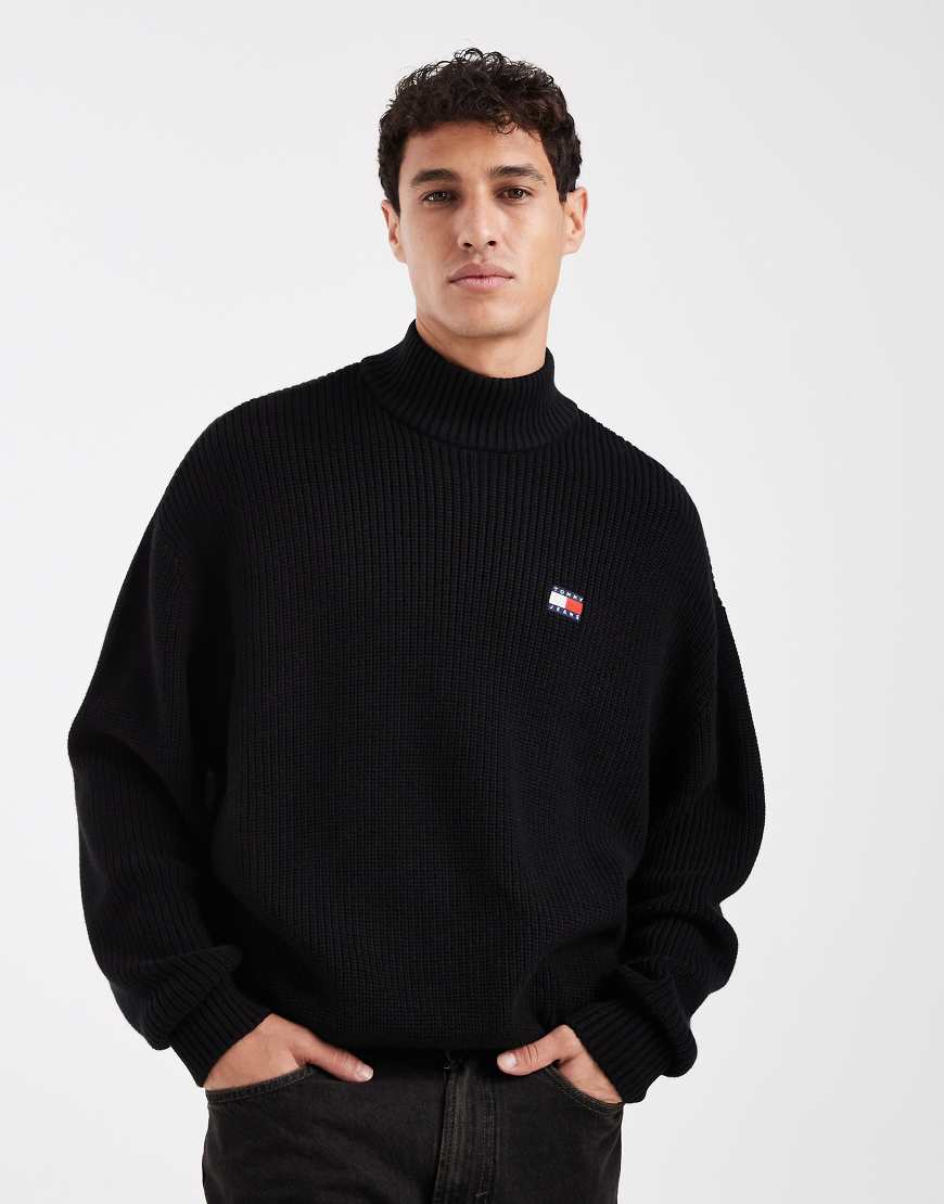 Tommy Jeans - Pullover in Schwarz mit Stehkragen und Flag-Logo von Tommy Jeans