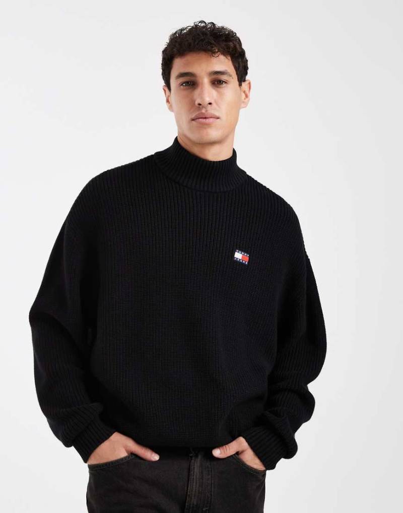 Tommy Jeans - Pullover in Schwarz mit Stehkragen und Flag-Logo von Tommy Jeans