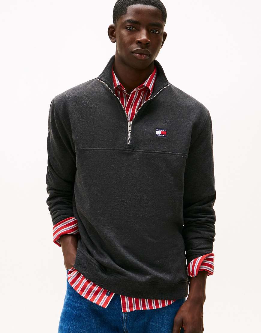 Tommy Jeans - Pullover in Schwarz mit kurzem Reißverschluss und Tommy-Aufnäher von Tommy Jeans