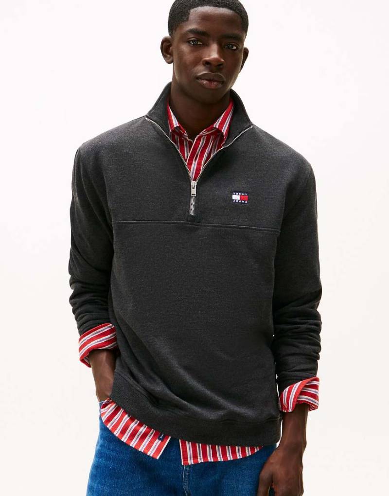 Tommy Jeans - Pullover in Schwarz mit kurzem Reißverschluss und Tommy-Aufnäher von Tommy Jeans