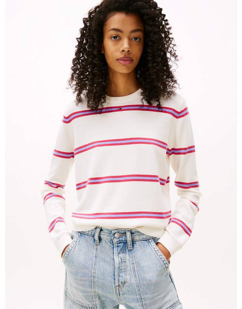 Tommy Jeans - Pullover in Solid mit Flag-Stickerei und Rundhalsausschnitt-Weiß von Tommy Jeans