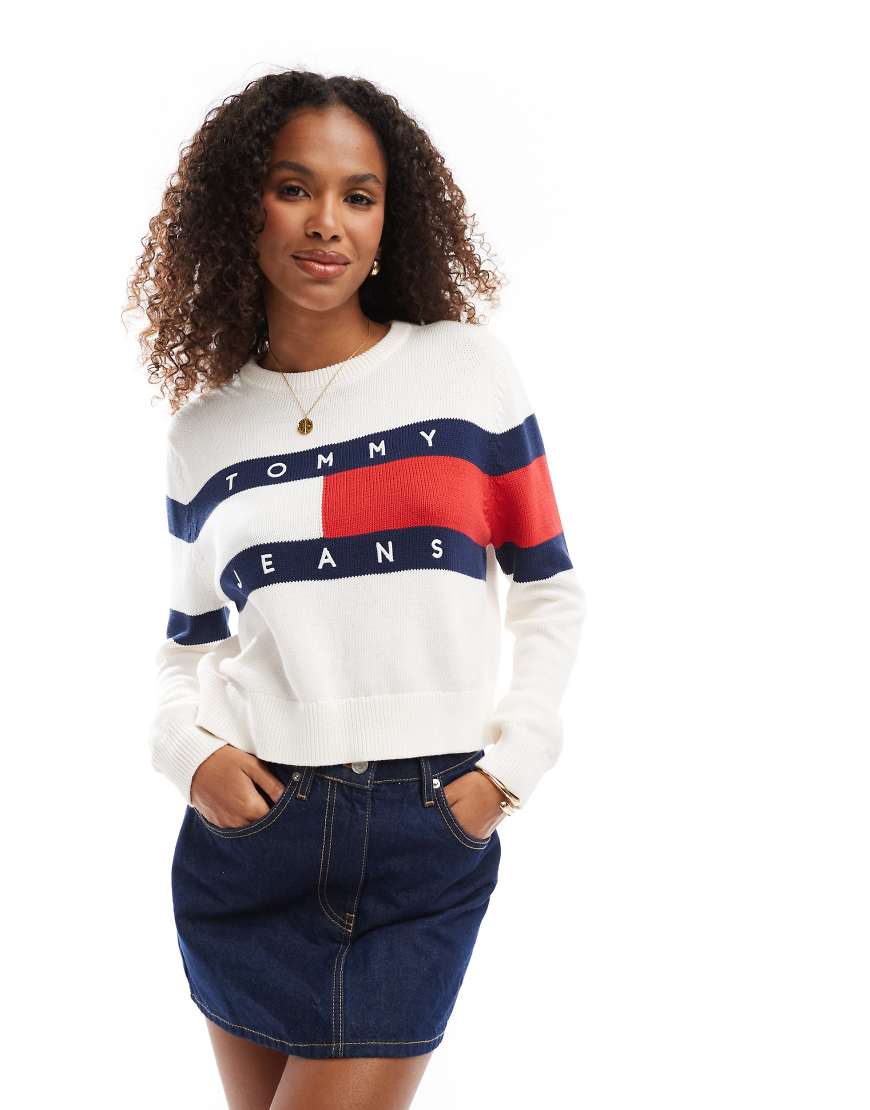 Tommy Jeans - Pullover in Weiß mit mittigem Flaggen-Logo Tommy Jeans - Pullover in Weiß mit mittigem Flaggen-Logo von Tommy Jeans