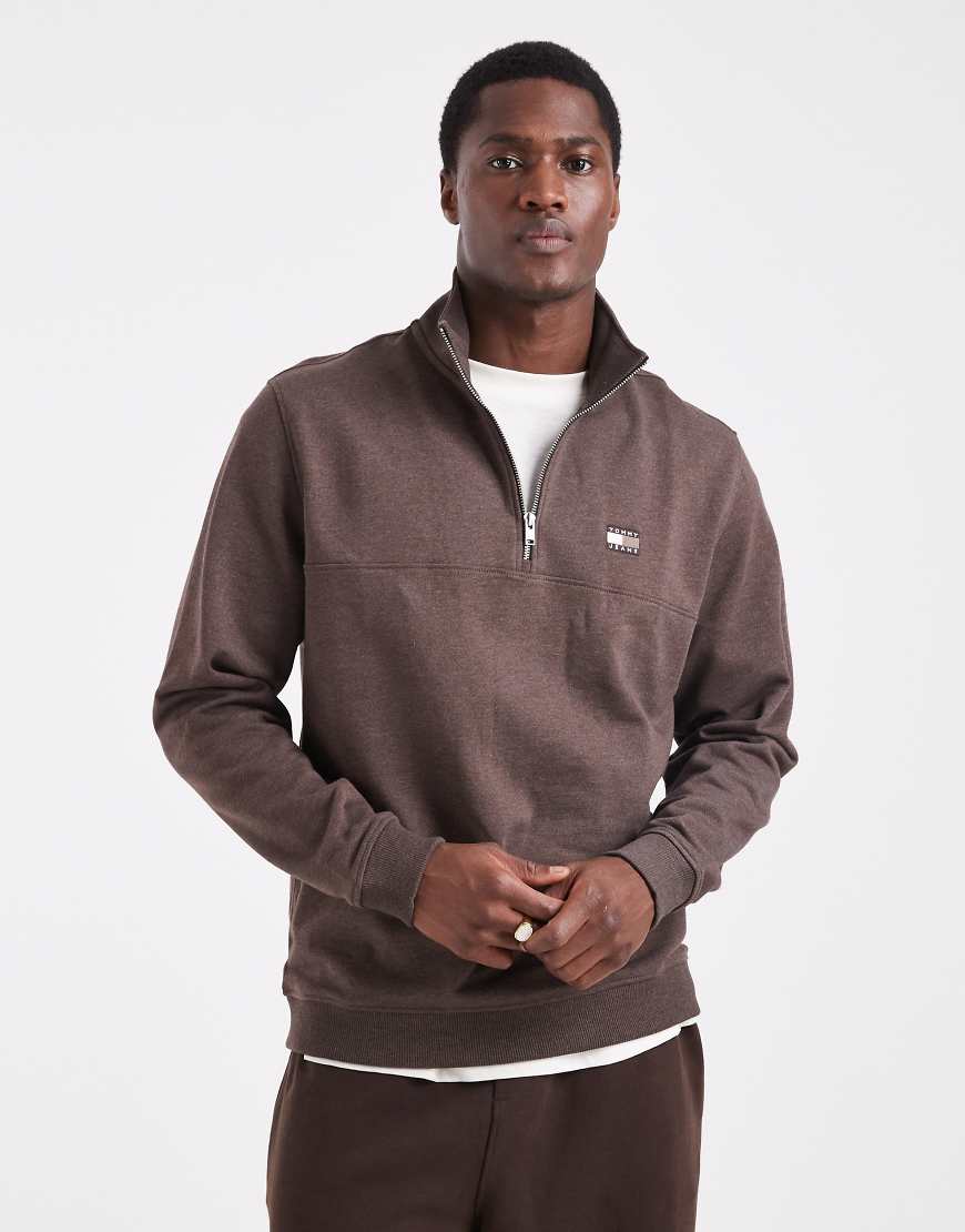 Tommy Jeans - Pullover in braun mit kurzem Reißverschluss und Flag-Logo auf der Brust-Brown von Tommy Jeans