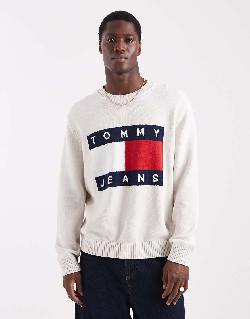 Tommy Jeans - Pullover in meliertem Weiß mit Flag-Logo von Tommy Jeans