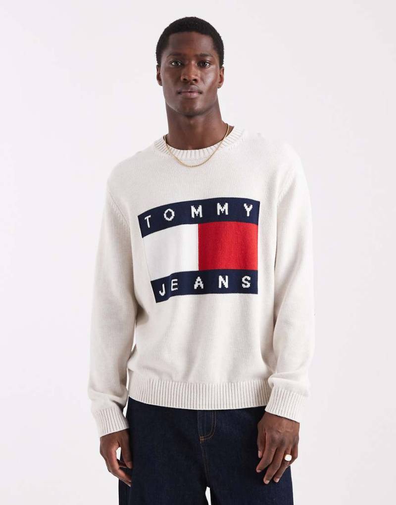 Tommy Jeans - Pullover in meliertem Weiß mit Flag-Logo von Tommy Jeans