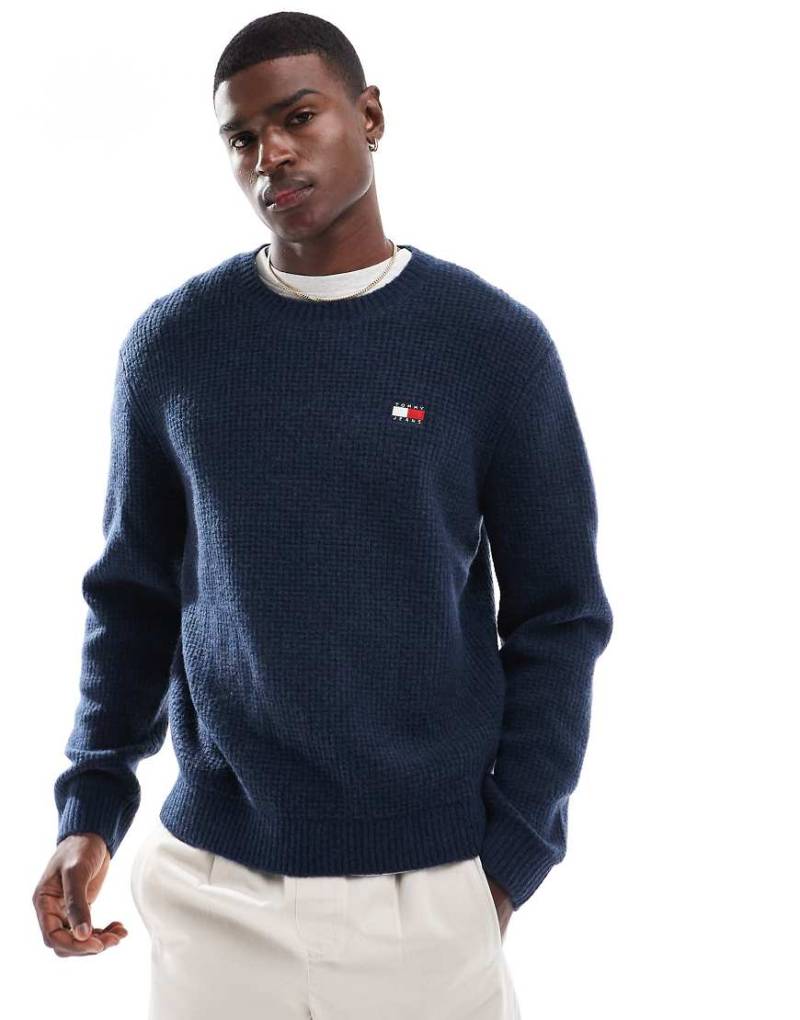 Tommy Jeans - Pullover in verblichenem Marineblau mit Waffelstruktur von Tommy Jeans