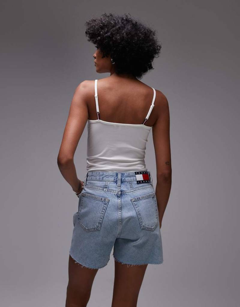 Tommy Jeans - Regulär geschnittene Mom-Shorts in Hellblau von Tommy Jeans