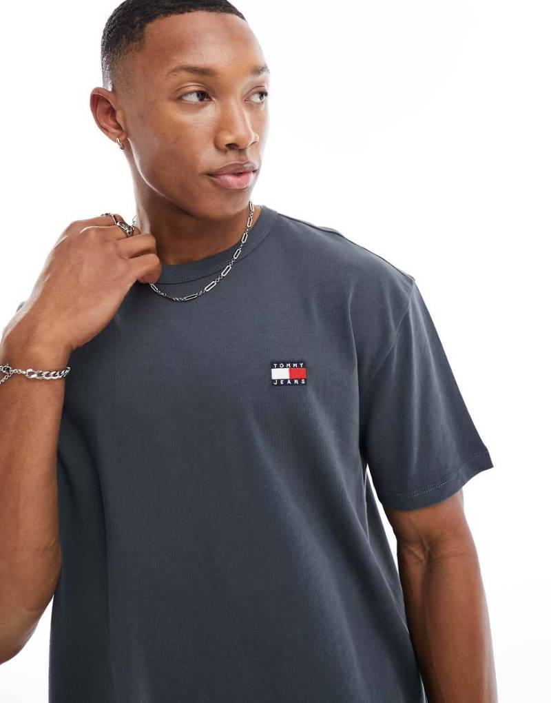 Tommy Jeans - Regular Fit T-Shirt in Anthrazit mit Badge-Grau von Tommy Jeans
