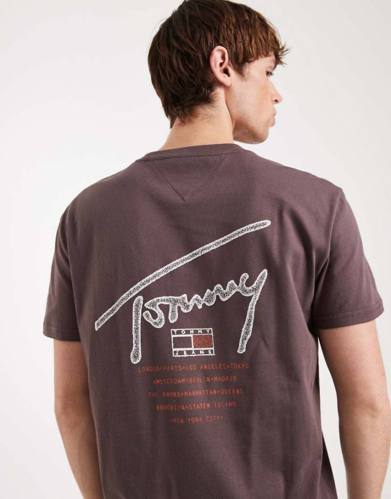 Tommy Jeans - Regular-Fit-T-Shirt in Braun mit Signatur-Rückenprint-Brown von Tommy Jeans