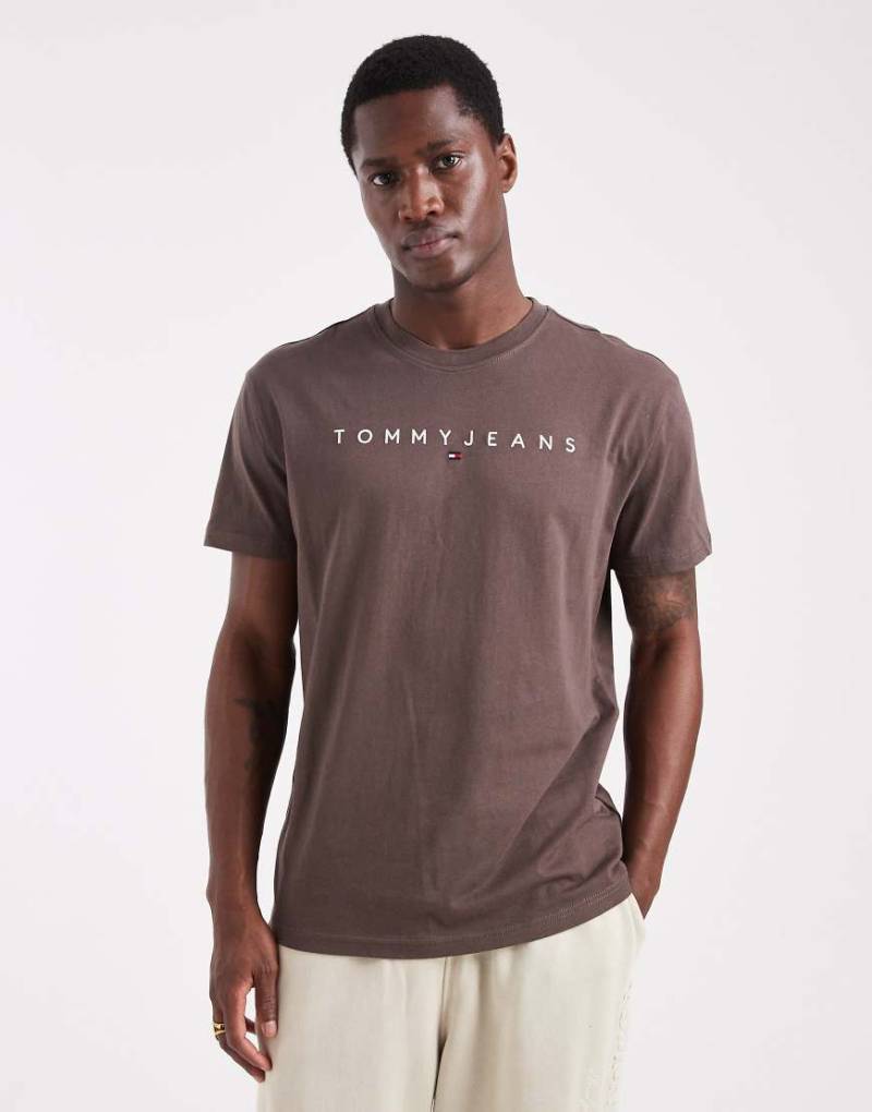 Tommy Jeans - Regular-Fit-T-Shirt in Dunkelbraun mit linearem Logo-Brown von Tommy Jeans