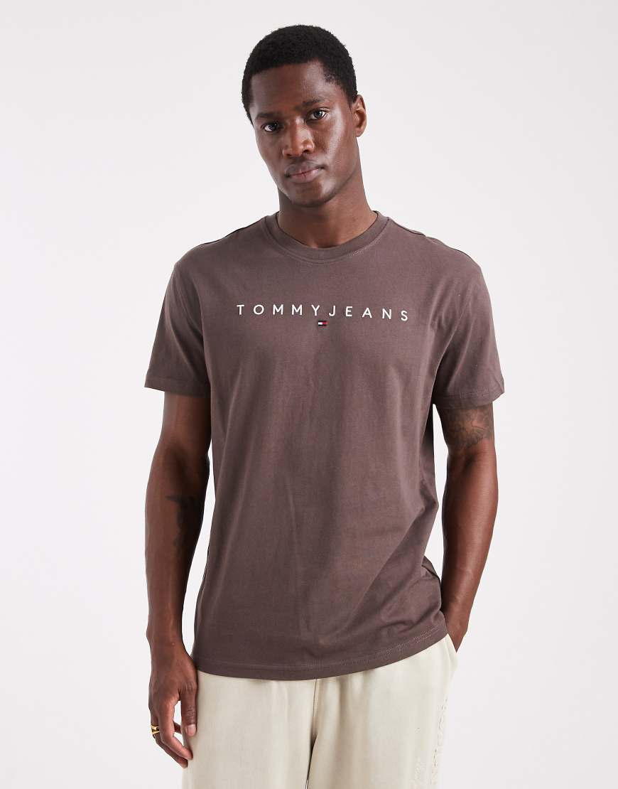 Tommy Jeans - Regular-Fit-T-Shirt in Dunkelbraun mit linearem Logo-Brown von Tommy Jeans