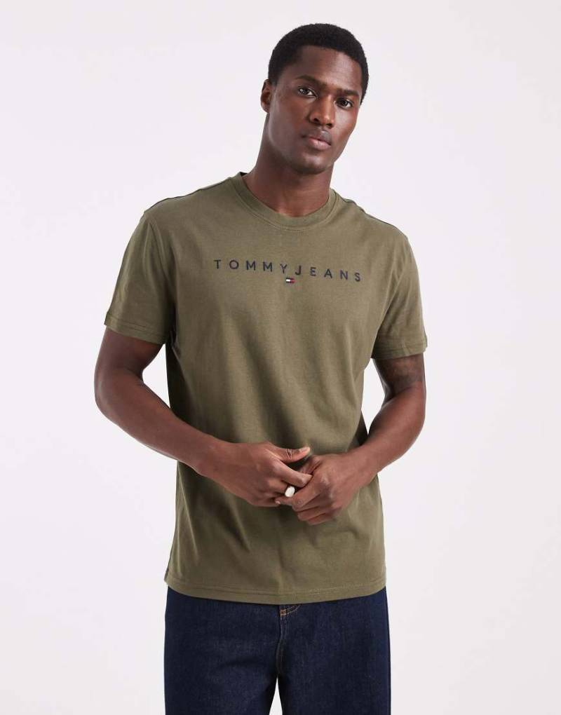 Tommy Jeans - Regular-Fit-T-Shirt in Khaki mit linearem Logo-Grün von Tommy Jeans