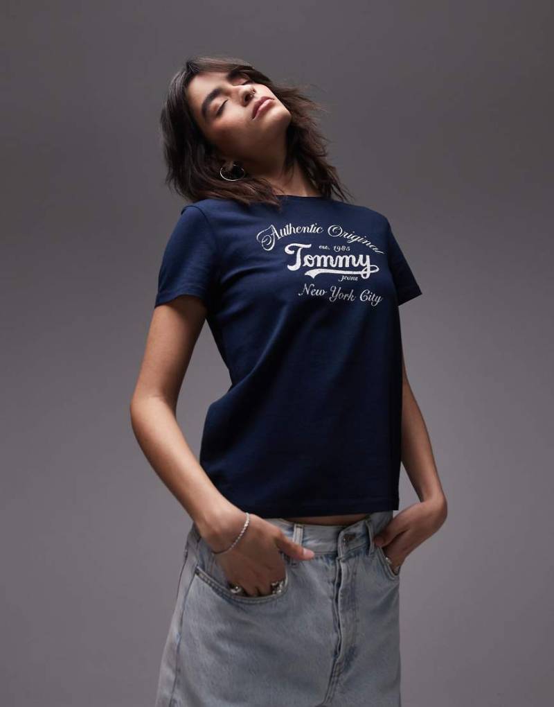 Tommy Jeans - Regular Fit T-Shirt in Marineblau mit Logo von Tommy Jeans