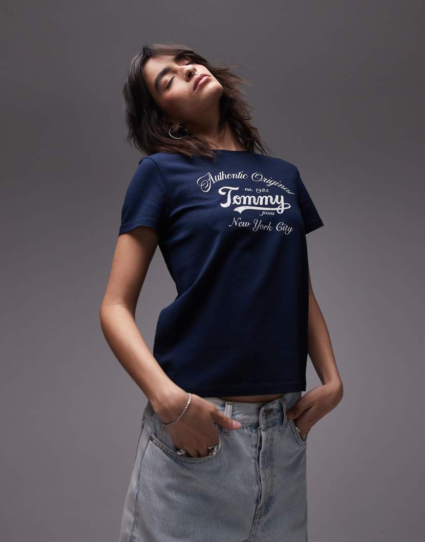 Tommy Jeans - Regular Fit T-Shirt in Marineblau mit Logo von Tommy Jeans