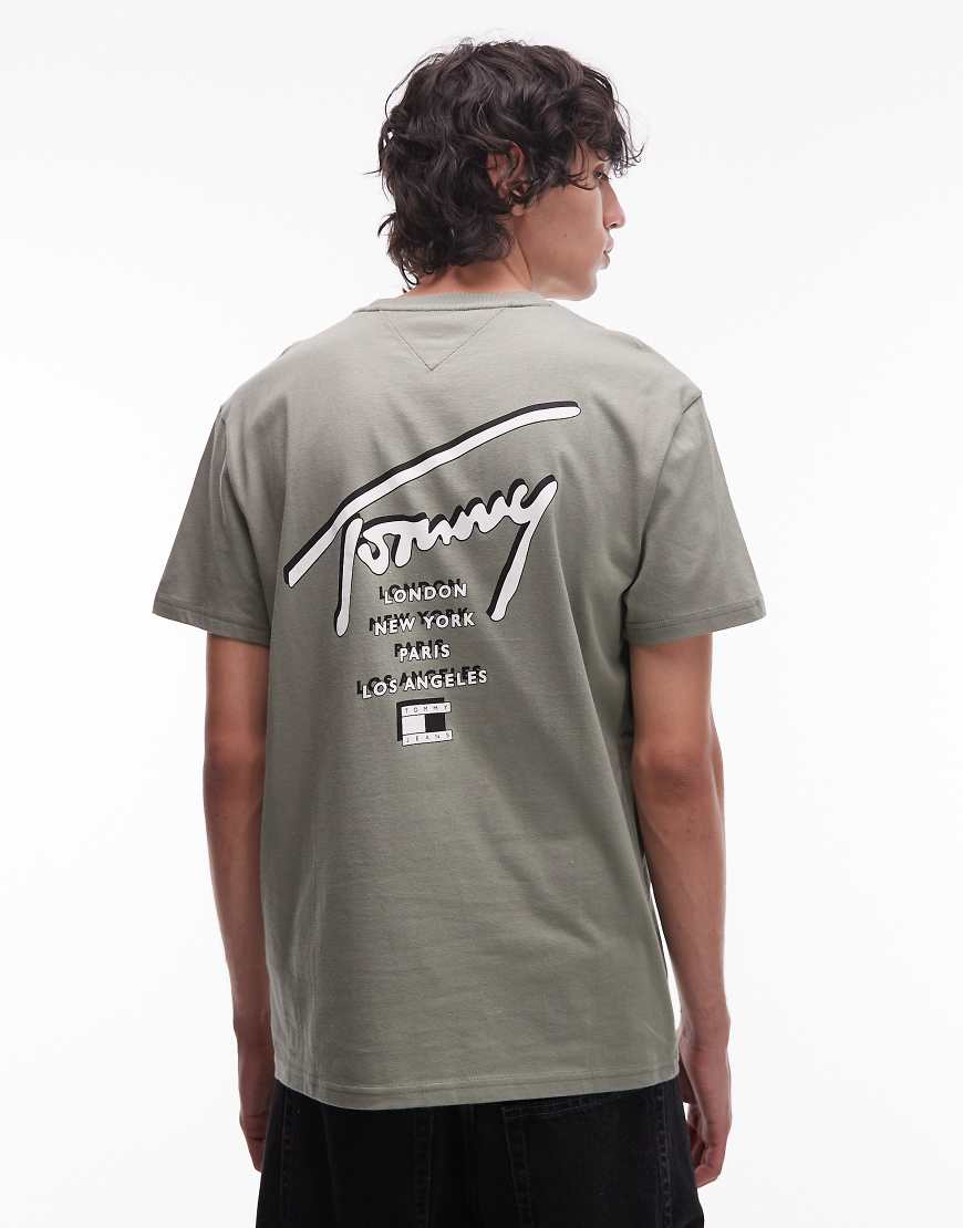 Tommy Jeans - Regular Fit T-Shirt in Salbeigrün mit Signatur-Rückenprint von Tommy Jeans