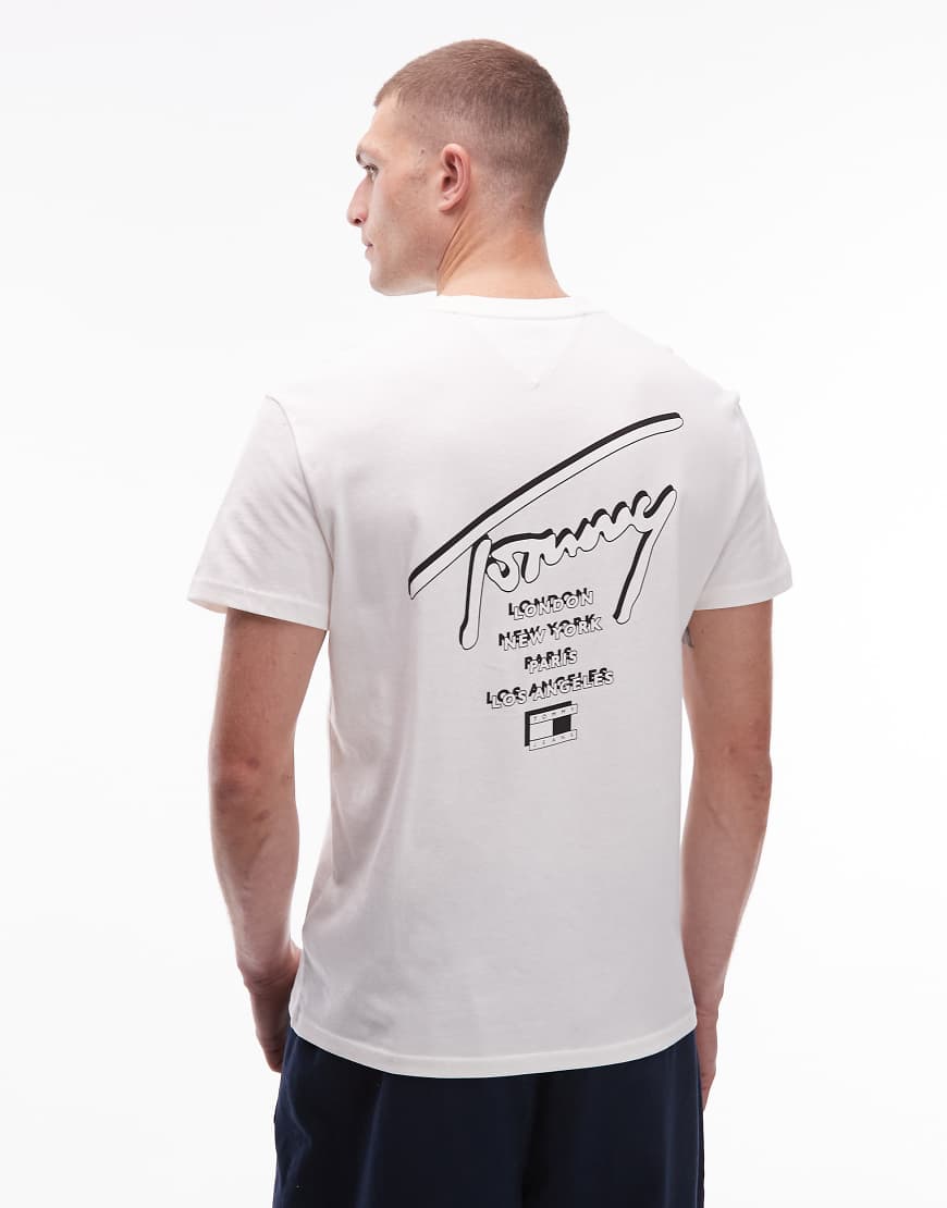 Tommy Jeans - Regular Fit T-Shirt in Weiß mit Signatur-Rückenprint von Tommy Jeans