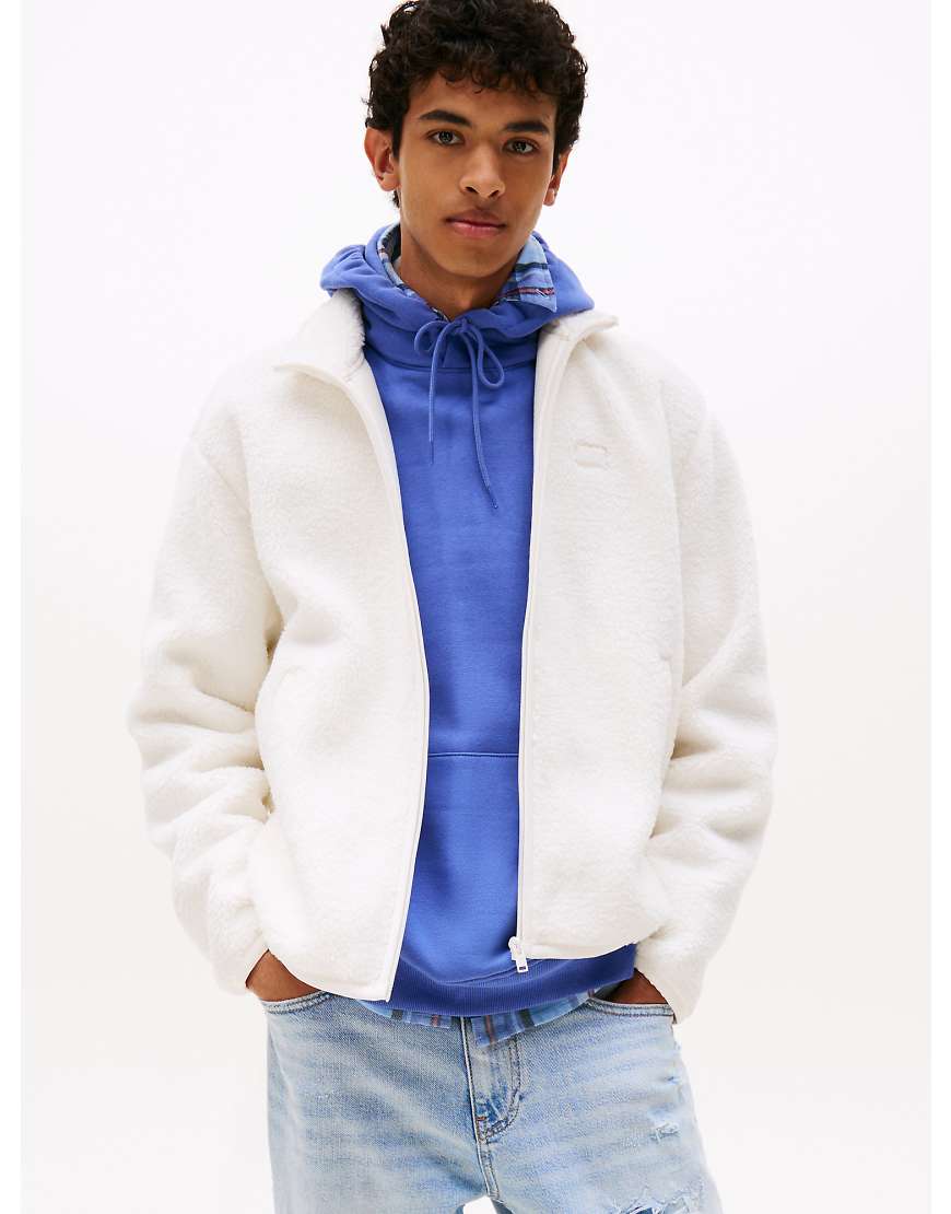 Tommy Jeans - Relaxed-Fit-Sweatshirt aus Teddystoff in Weiß mit Tommy-Aufnäher von Tommy Jeans