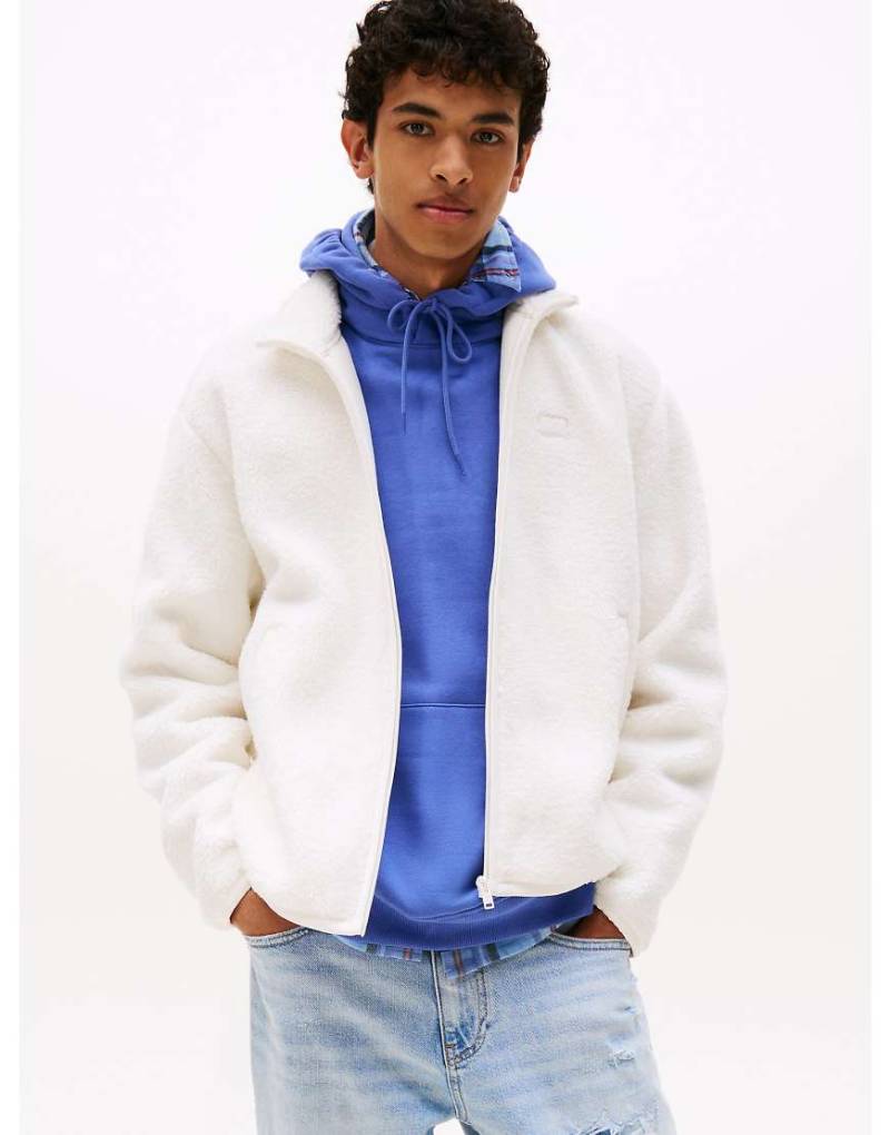 Tommy Jeans - Relaxed-Fit-Sweatshirt aus Teddystoff in Weiß mit Tommy-Aufnäher von Tommy Jeans