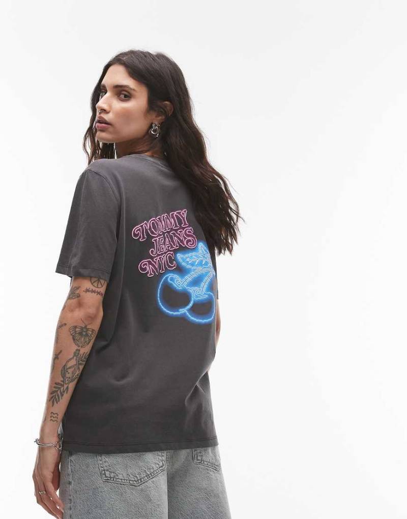 Tommy Jeans - Relaxed Fit T-Shirt in Grau mit Neon-Logo von Tommy Jeans