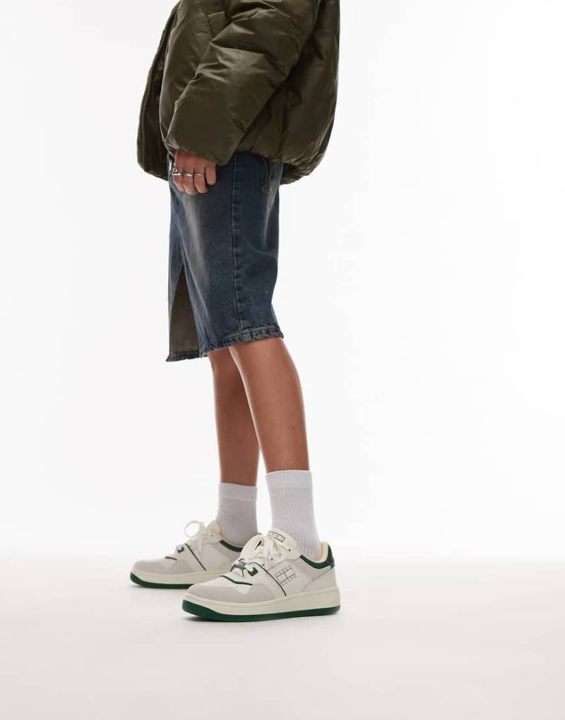 Tommy Jeans - Retro-Basketball-Sneaker in Weiß und Grün von Tommy Jeans