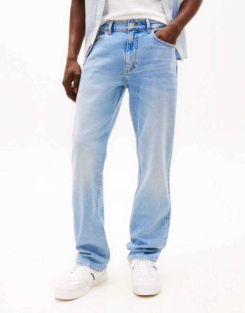 Tommy Jeans - Ryan - Schmal geschnittene Straight Jeans in heller Waschung-Blau von Tommy Jeans