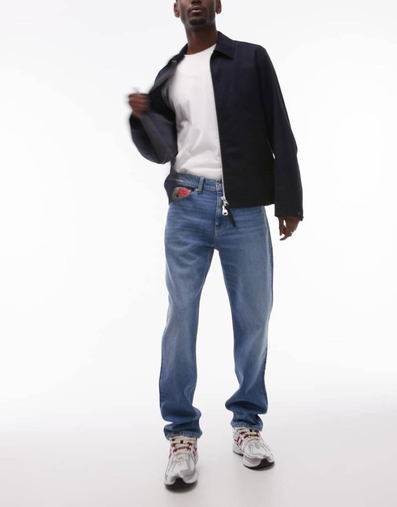 Tommy Jeans - Ryan - Slim Fit Straight Jeans in Mittelblau von Tommy Jeans