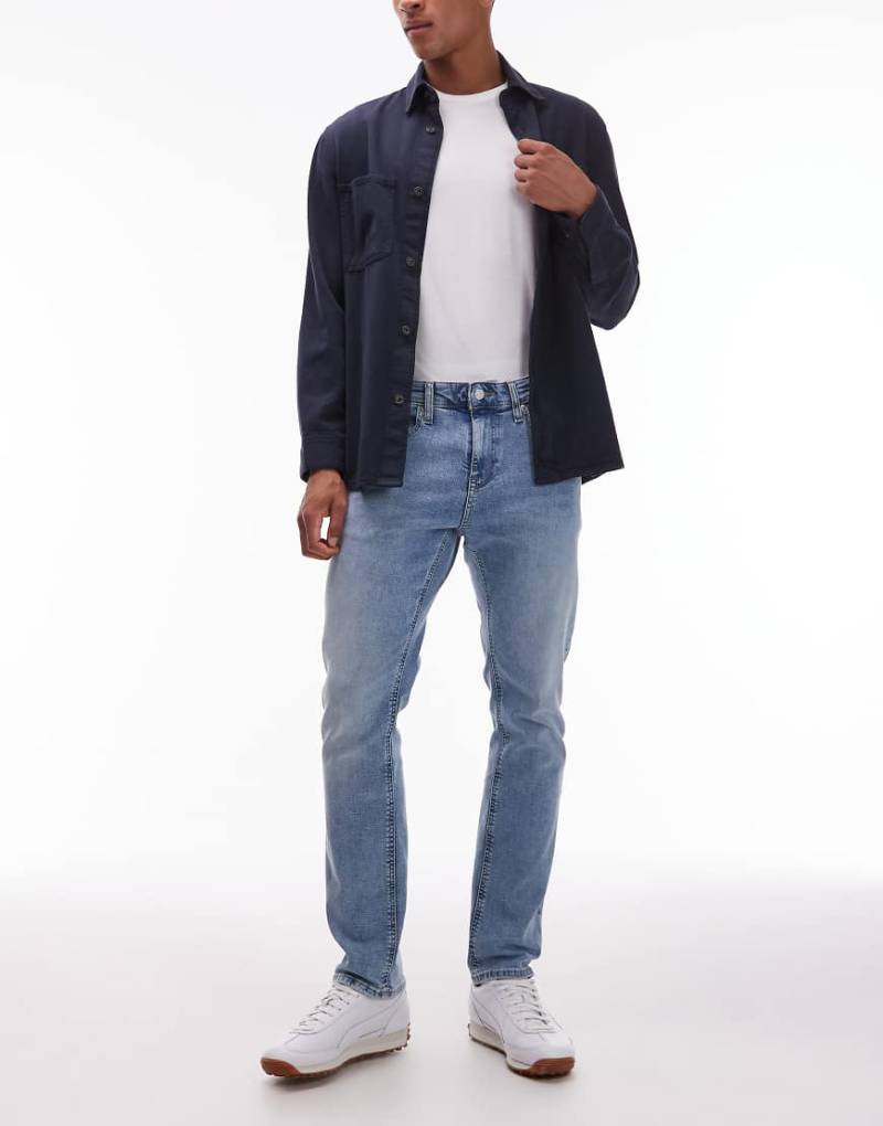 Tommy Jeans - Scanton - Schmal geschnittene Jeans in heller Waschung-Blau Tommy Jeans - Scanton - Schmal geschnittene Jeans in heller Waschung-Blau von Tommy Jeans