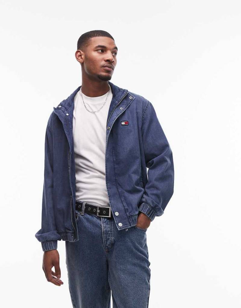 Tommy Jeans - Schlichte Jeansjacke in mittlerer Waschung mit Kragen-Blau von Tommy Jeans