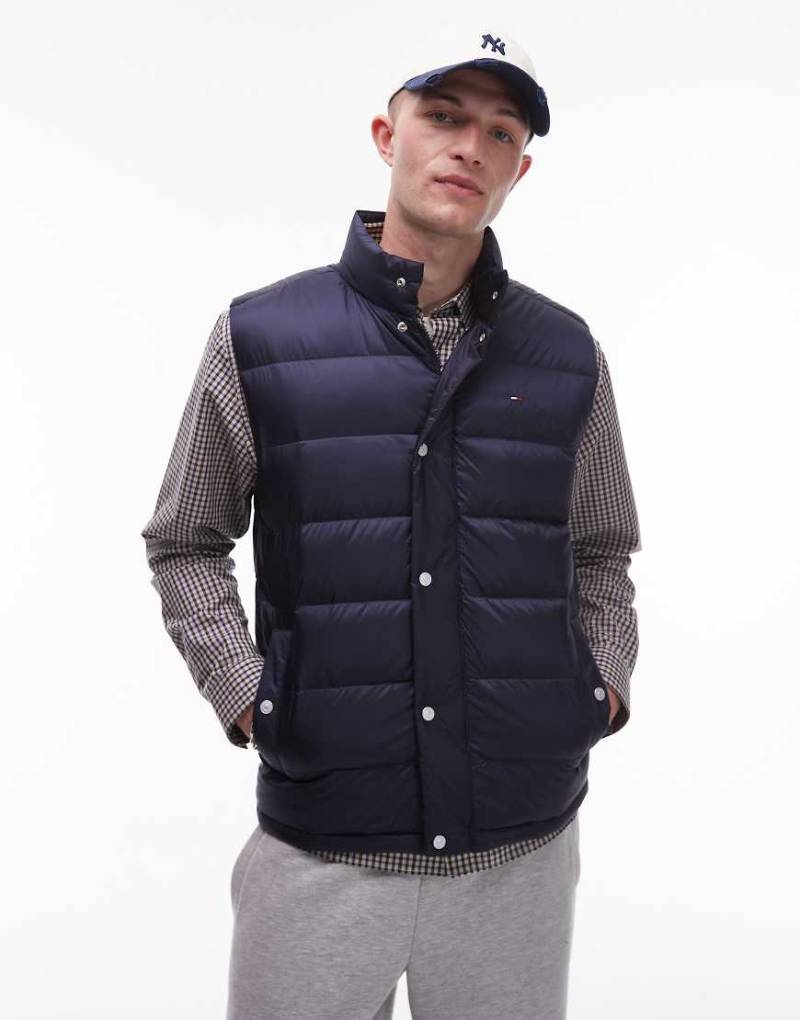 Tommy Jeans - Schmal geschnittene Weste aus wasserabweisendem Material in Schwarz mit Daunen-Wattierung-Blau von Tommy Jeans