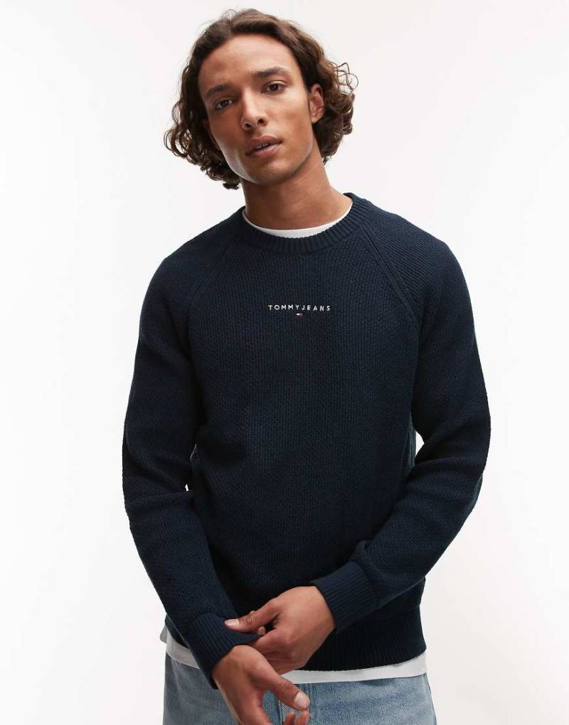 Tommy Jeans - Schmal geschnittener Pullover in Marineblau mit kleinem Logo von Tommy Jeans