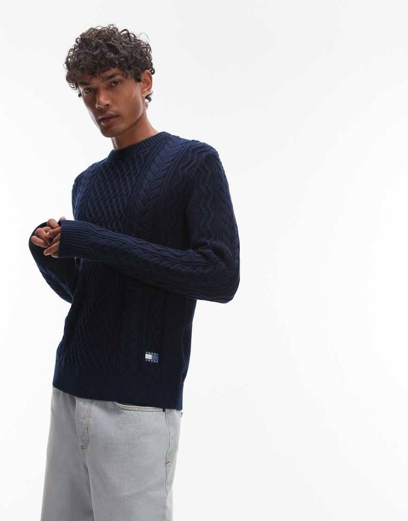 Tommy Jeans - Schmal geschnittener Strickpullover in Marineblau mit Zopfmuster und kurzem Reißverschluss von Tommy Jeans