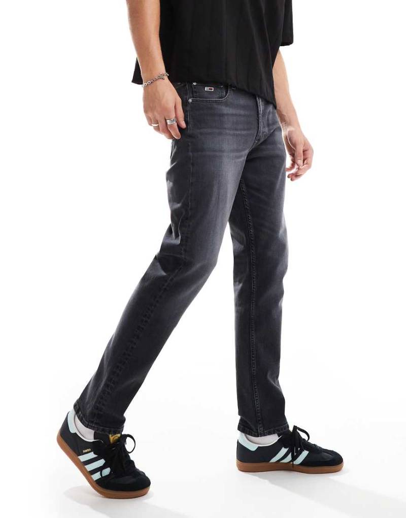 Tommy Jeans - Schmal zulaufende Dad-Jeans in Schwarz mit normalem Schnitt Tommy Jeans - Schmal zulaufende Dad-Jeans in Schwarz mit normalem Schnitt von Tommy Jeans