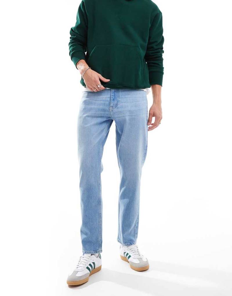 Tommy Jeans - Schmal zulaufende Jeans in mittelblauer Waschung, in regulärer Passform von Tommy Jeans