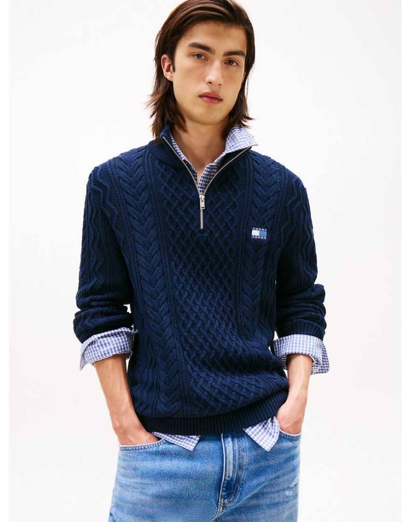 Tommy Jeans - Schmaler Strickpullover in Dunkelblau mit Zopfmuster und kurzem Reißverschluss von Tommy Jeans