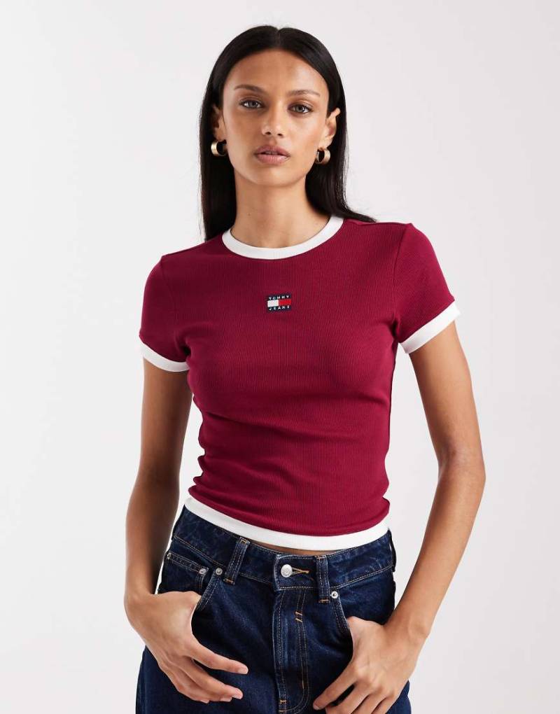 Tommy Jeans - Schmales, geripptes Ringer-T-Shirt in Burgunderrot von Tommy Jeans