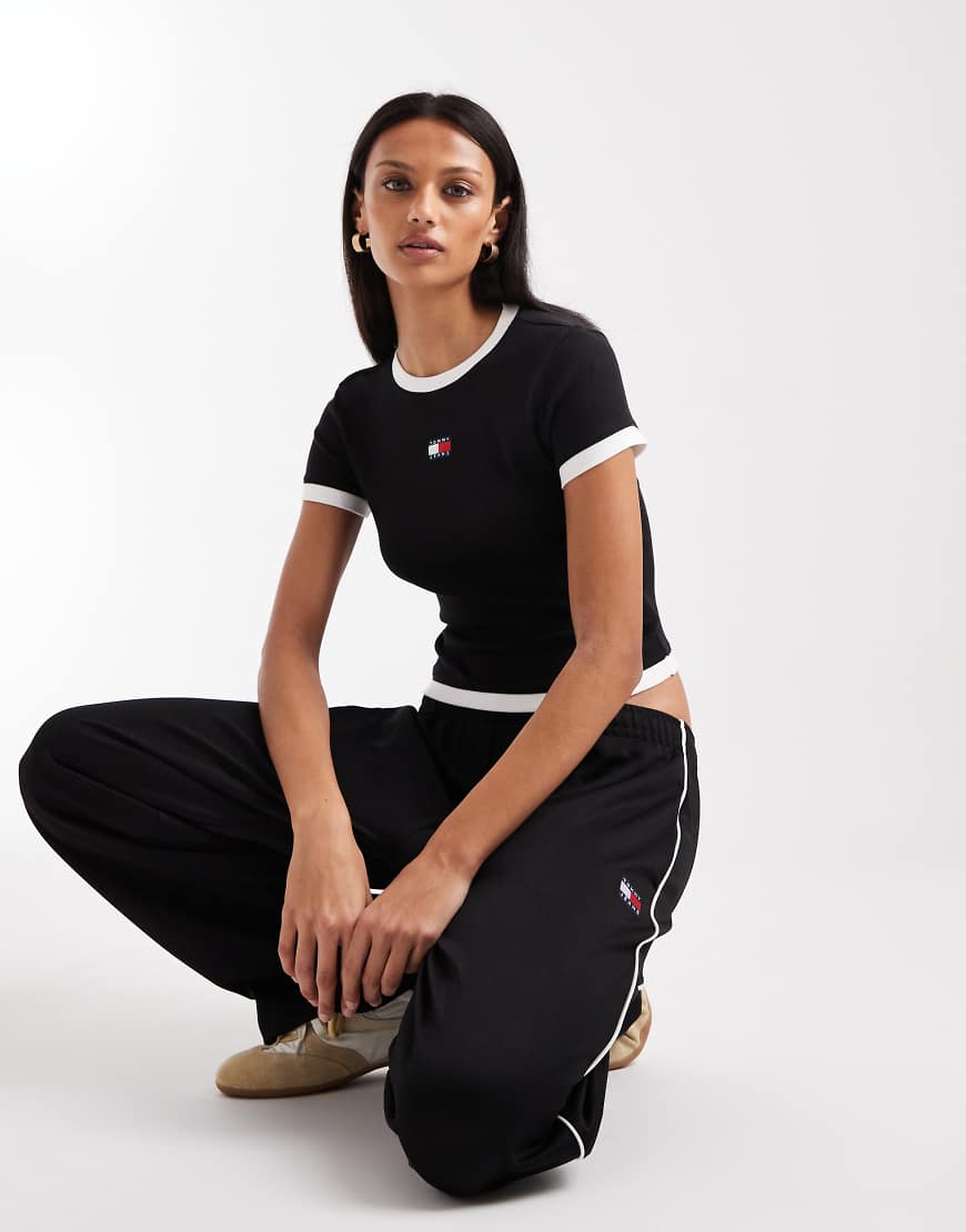 Tommy Jeans - Schmales, geripptes Ringer-T-Shirt in Schwarz von Tommy Jeans