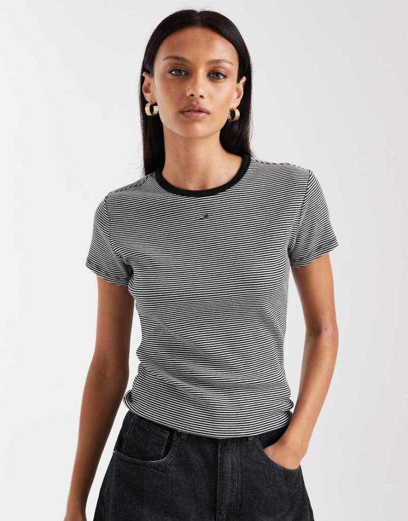Tommy Jeans - Schmales, geripptes Ringer-T-Shirt mit Streifenmuster in Schwarz und Weiß von Tommy Jeans