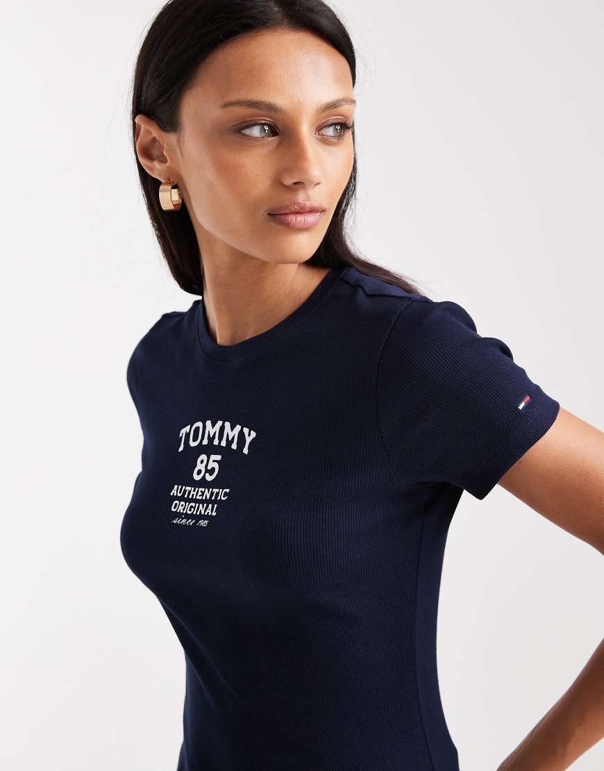 Tommy Jeans - Schmales, geripptes T-Shirt in Marineblau mit „85"-Print von Tommy Jeans