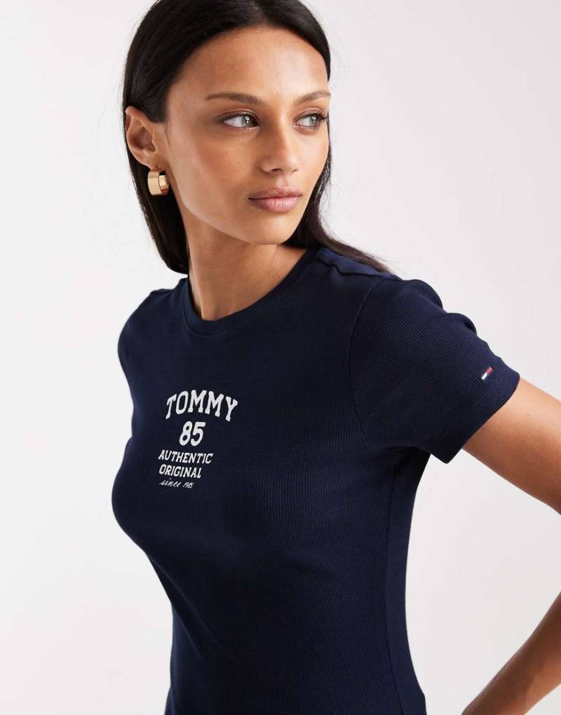 Tommy Jeans - Schmales, geripptes T-Shirt in Marineblau mit „85"-Print von Tommy Jeans