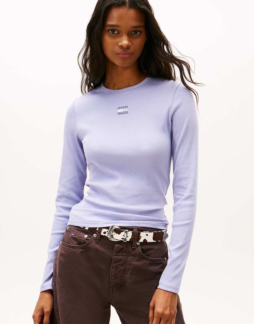 Tommy Jeans - Schmales, langärmliges Shirt in Lila mit Tommy-Aufnäher-Blau von Tommy Jeans