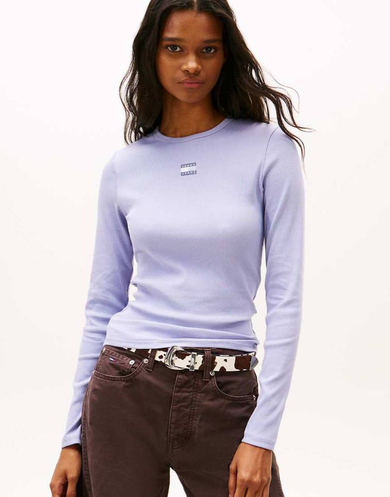 Tommy Jeans - Schmales, langärmliges Shirt in Lila mit Tommy-Aufnäher-Blau von Tommy Jeans