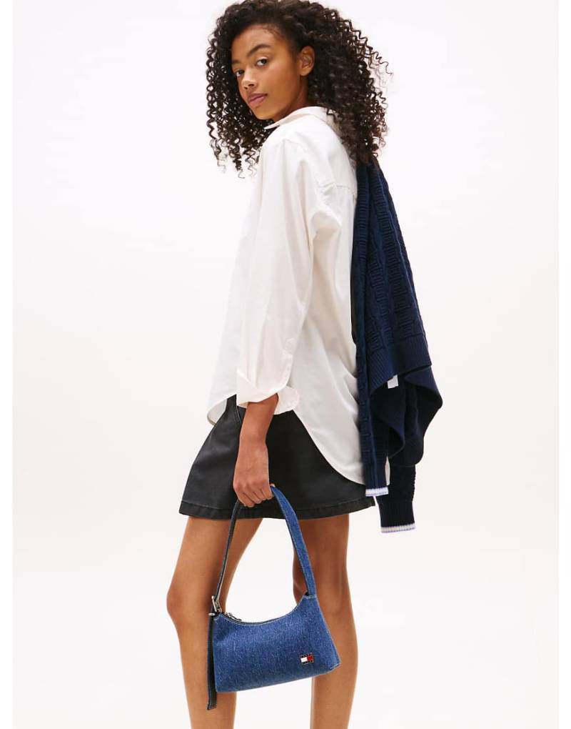 Tommy Jeans - Schultertasche aus Denim in Blau mit Logoplakette von Tommy Jeans