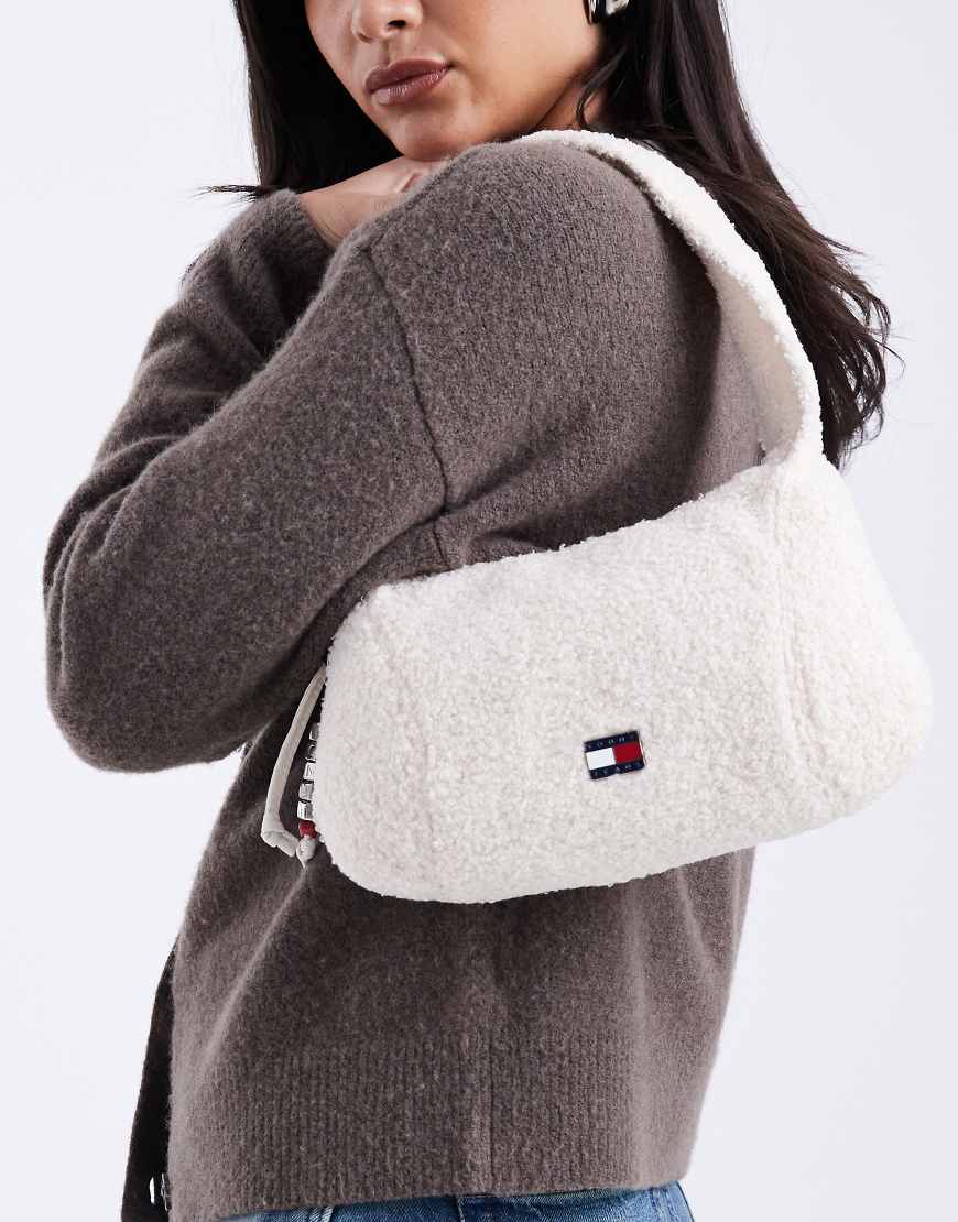 Tommy Jeans - Schultertasche aus Sherpa-Fleece in Cremeweiß mit Flag-Logo von Tommy Jeans